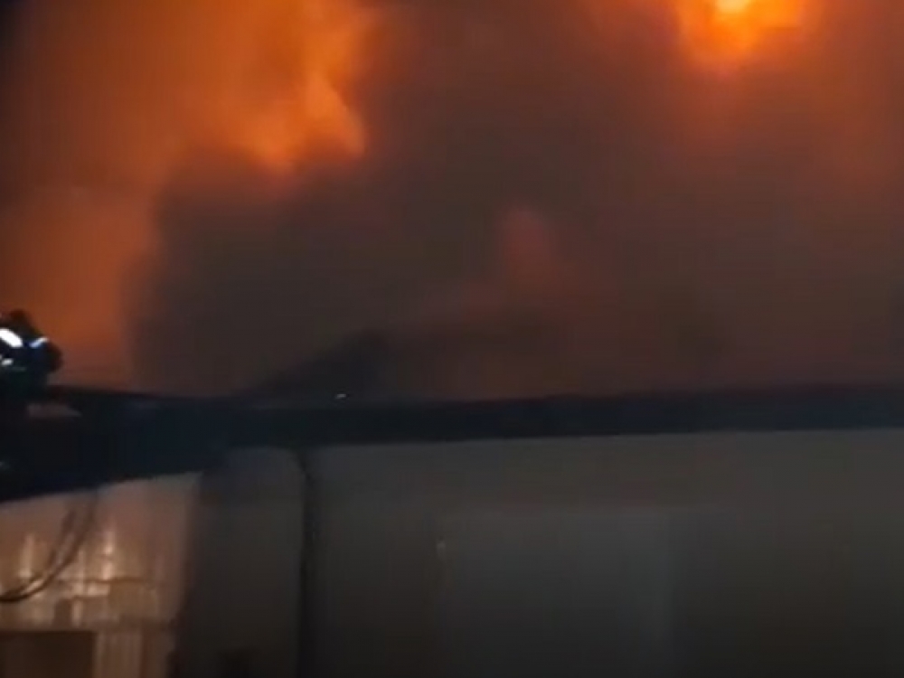 В сети появились кадры ночного пожара в Туапсе