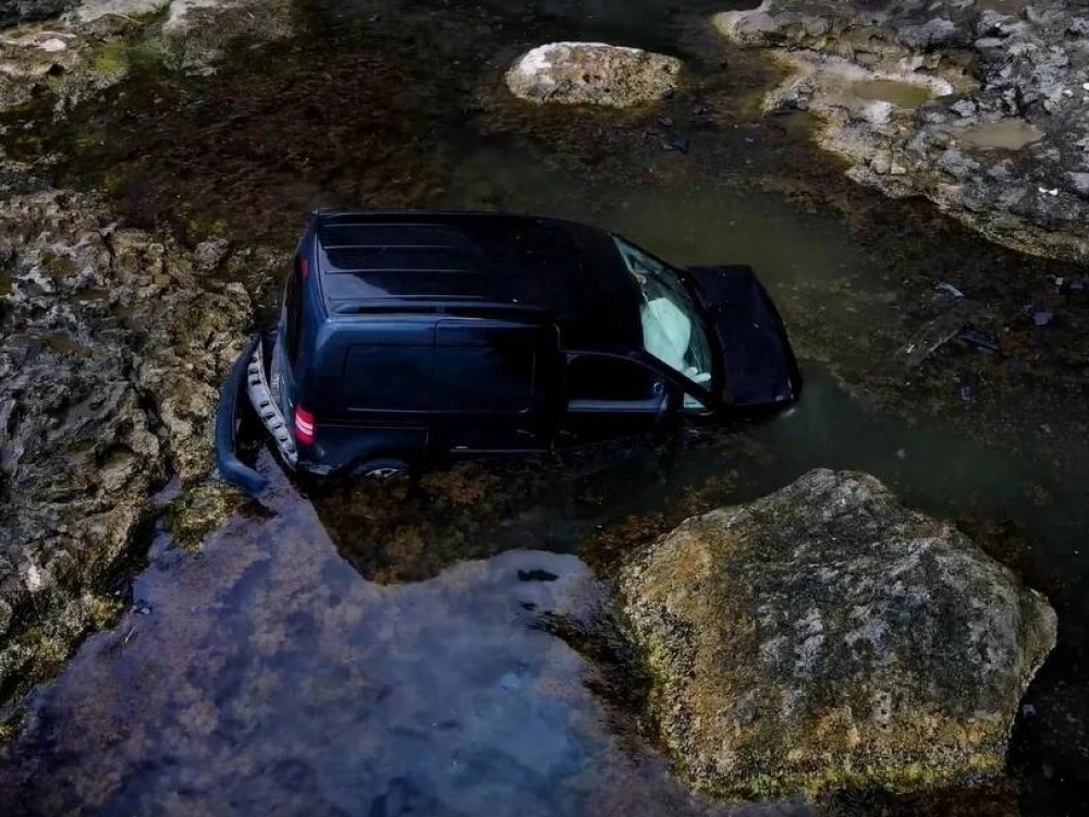 Упавший в воду автомобиль стал достопримечательностью в Крыму