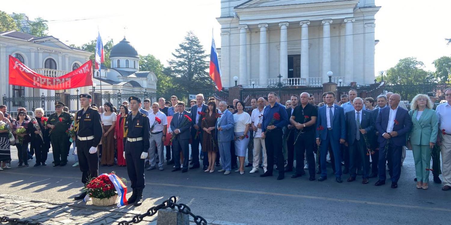 Жители Симферополя возложили цветы к Долгоруковскому обелиску