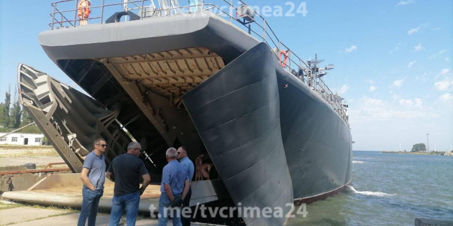 Большой десантный корабль появился между Крымом и портом Кавказ