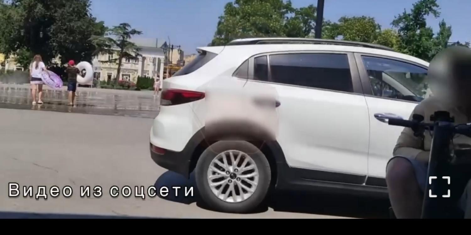 Евпаторийского шофёра наказали за езду по пешеходной зоне